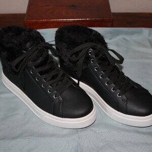 Koolaburra by Ugg Sundell Fuzz Chukka Black Size 6